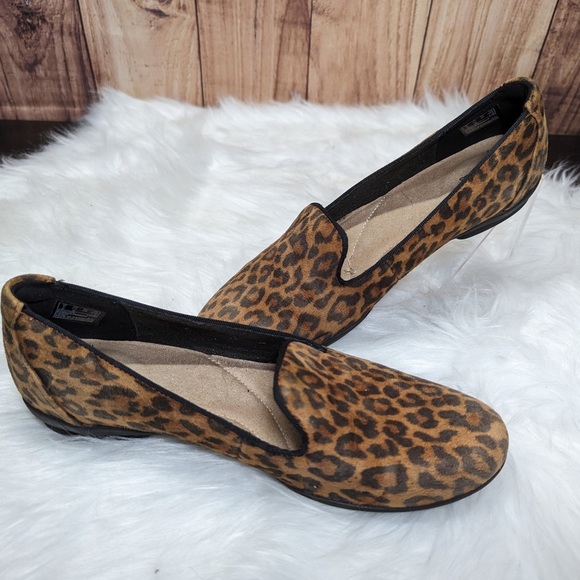 Clarks Collection Sara Poppy Slip-On Loafer Leopard print size 7.5 almond toe - Picture 1 of 6